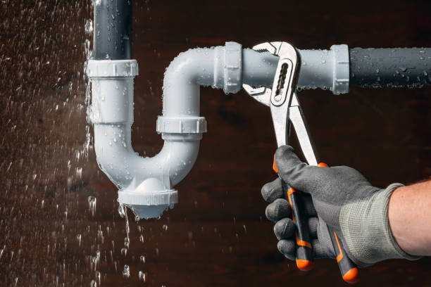 Professional Emergency Plumber technician working in North, VA
